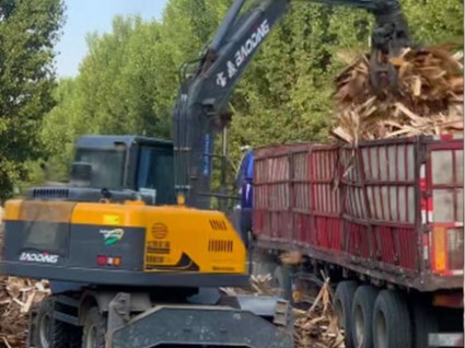 宝鼎抓木机，用于造纸厂原材料抓取装卸