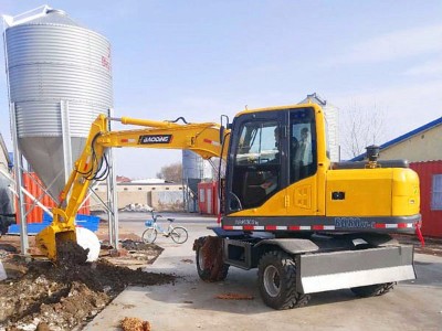 当下轮式小挖掘机热销原因解析？-宝鼎轮式挖掘机厂家