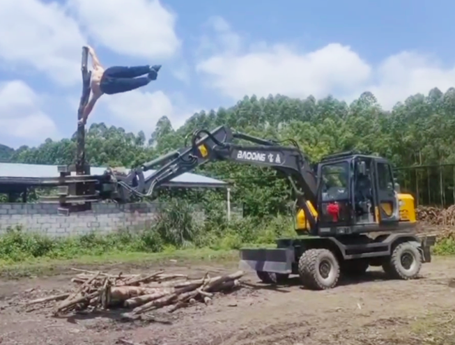 超强实力大哥在宝鼎抓木机上演绎"空中芭蕾"