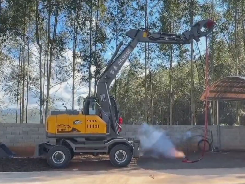 宝鼎120WD轮式抓木机交付，客户放鞭炮庆祝