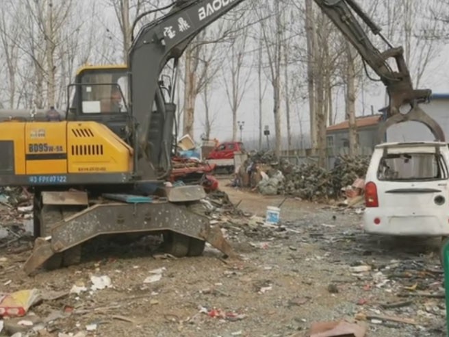 宝鼎抓木机化身“破拆利器”，高效助力垃圾处理厂