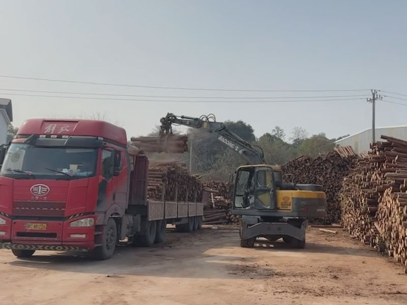 宝鼎抓木机料场打堆“神器”，轻松装卸成片木材