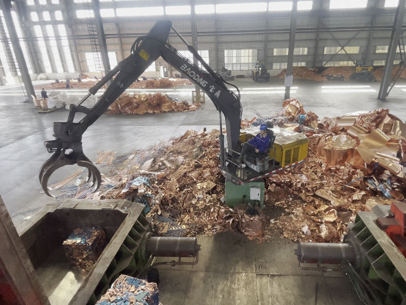 宝鼎电动抓装机：废旧金属回收的高效利器