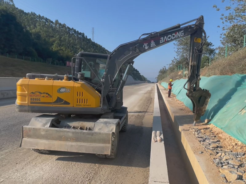 搭载破碎锤，宝鼎95G挖掘机轻松完成高效破碎作业