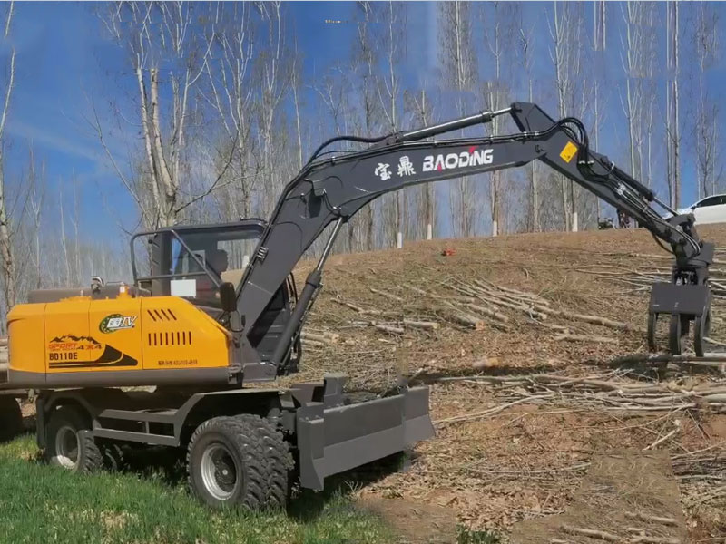 宝鼎110E抓木机助力木材产业升级