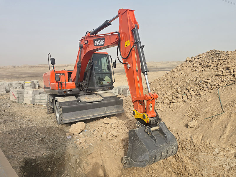 宝鼎挖掘机厂家教你如何挑选设备