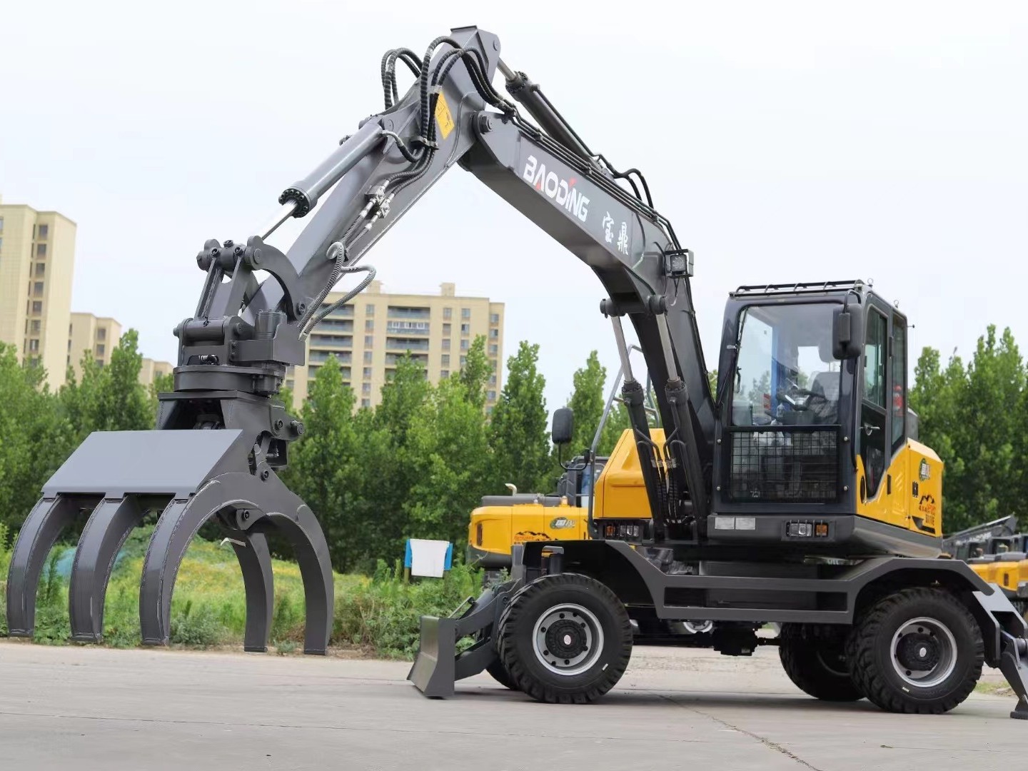 旺季热销！宝鼎轮式抓木机持续发货保障供应"