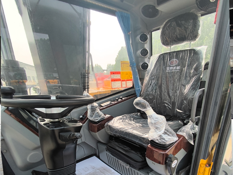 宝鼎110G抓木机驾驶室