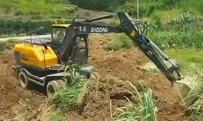 轮式挖掘机施工展示