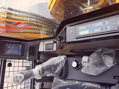 宝鼎轮式抓木机操作台