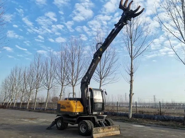 宝鼎轮式抓钢机，提升金属处理厂的效率与安全