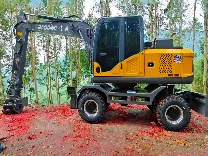宝鼎BD120WD轮式抓木机交付客户 展现卓越性能
