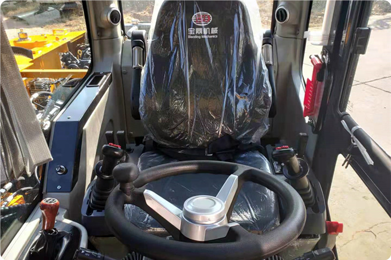 宝鼎95轮式抓木机驾驶室