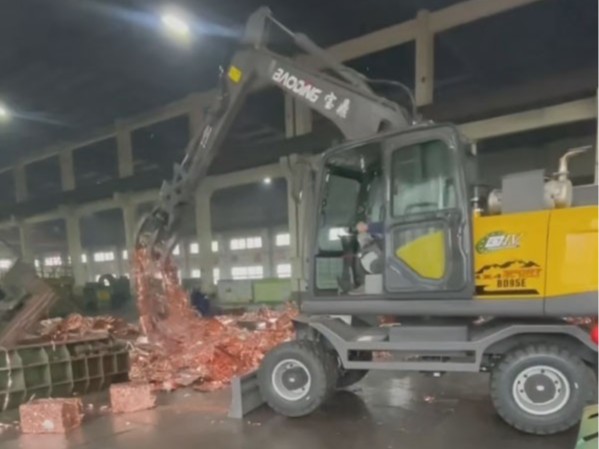 宝鼎抓铜机助力废旧铜片铜丝处理厂提升生产力