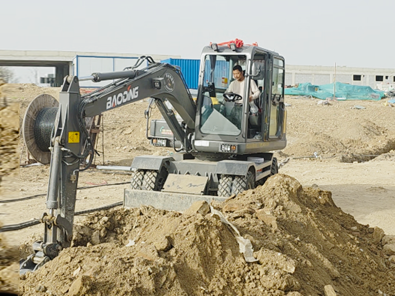 宝鼎BD80X轮式挖掘机施工，挖沟渠，埋管道