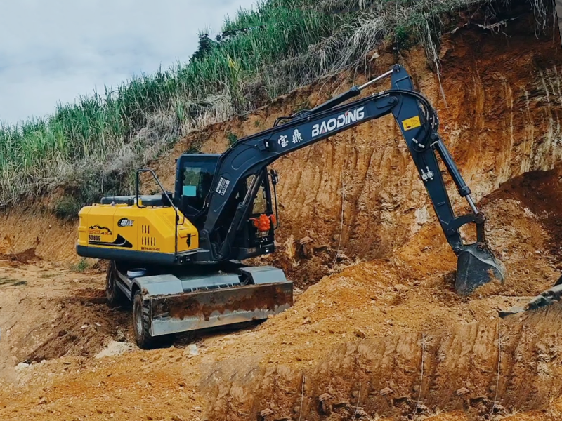 宝鼎BD80G轮式挖掘机，土方作业的灵活能手