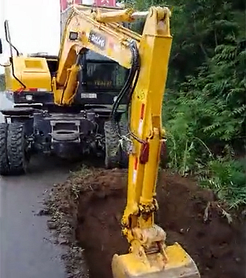 宝鼎80轮式挖掘机挖掘工作图