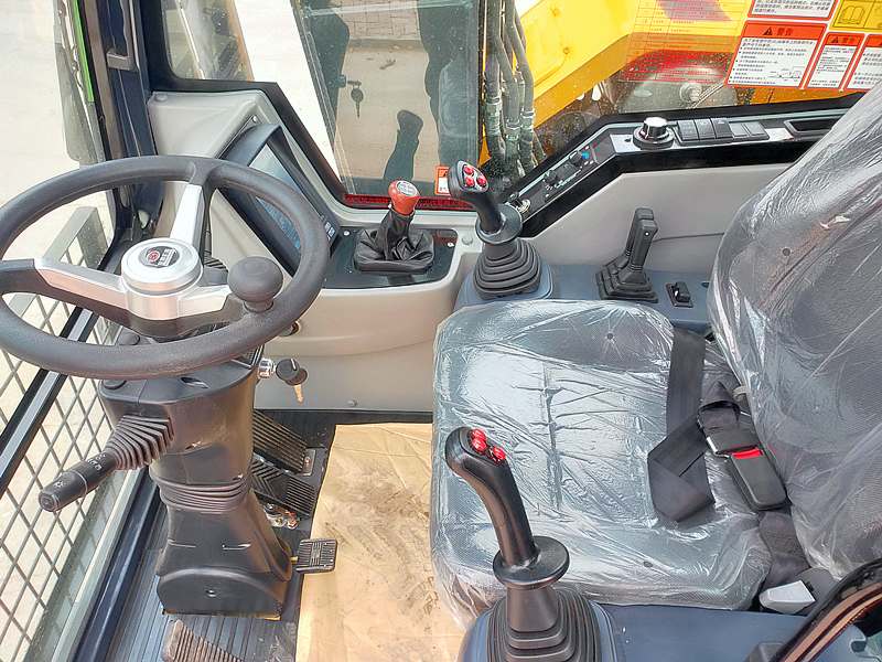 宝鼎BD105轮式挖掘机 轮式挖掘机驾驶室