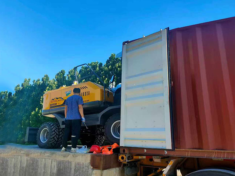 两台95抓木机成功出口南美洲